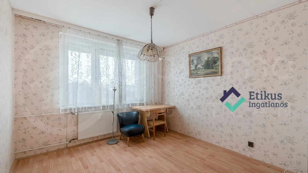 Kőporos utcában, azonnal birtokba vehető, nagy konyhás, 2 szobás panelprogramos lakás eladó!