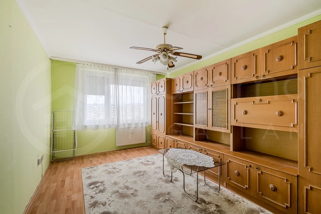 Kőporos utcában, azonnal birtokba vehető, nagy konyhás, 2 szobás panelprogramos lakás eladó!