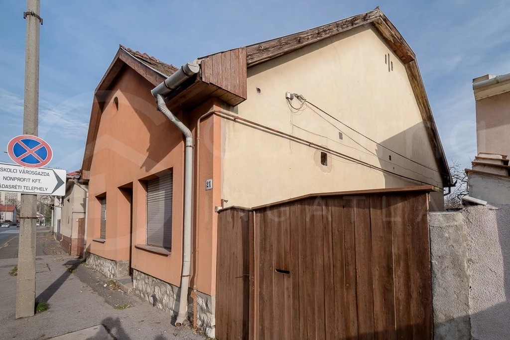 Csabavezér úton, utcafrontos üzlethelyiséggel rendelkező csládi ház eladó!