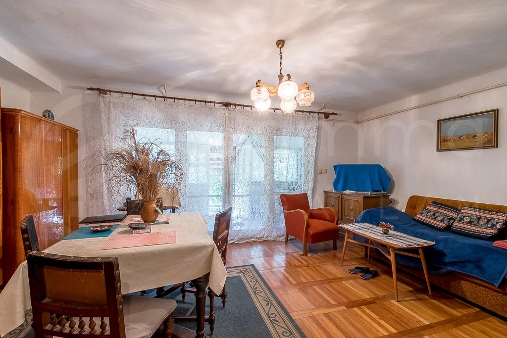 Idilli nyaraló, ami otthon is lehetne! Eladó egy remekül élhető, 80 m2-es, tetőtérbeépítéses ház Harsányban, mindössze 11 km-re Miskolctól, a Fenyő utcában.