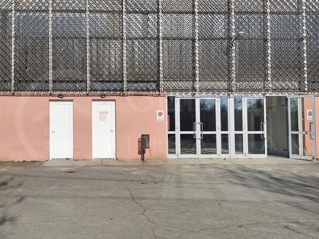 Eladásra kínálunk egy azonnal birtokba vehető, praktikus kialakítású, 25 m2-es üzlethelyiséget a Vasgyári piac fedett csarnokában.