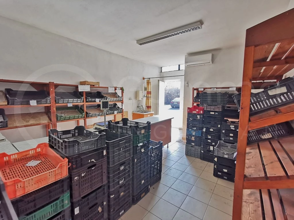 Eladásra kínálunk egy azonnal birtokba vehető, praktikus kialakítású, 25 m2-es üzlethelyiséget a Vasgyári piac fedett csarnokában.