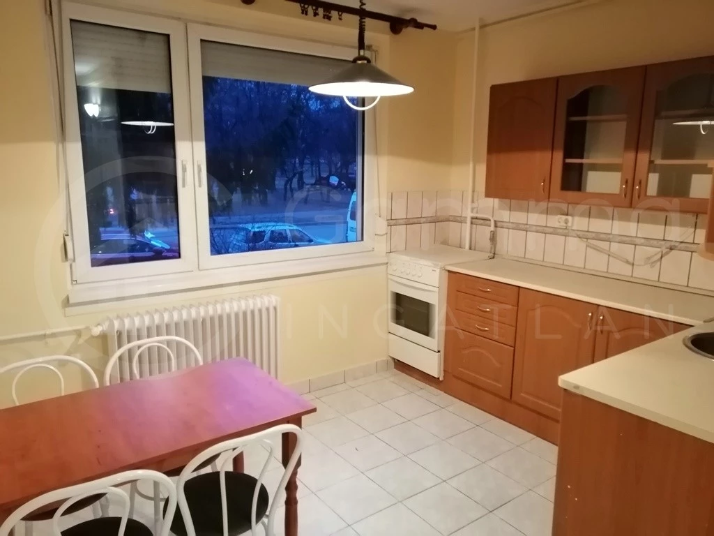 Miskolcon a Győri Kapuban fsz-i, 2 szobás, bútorozatlan panel lakás KIADÓ!