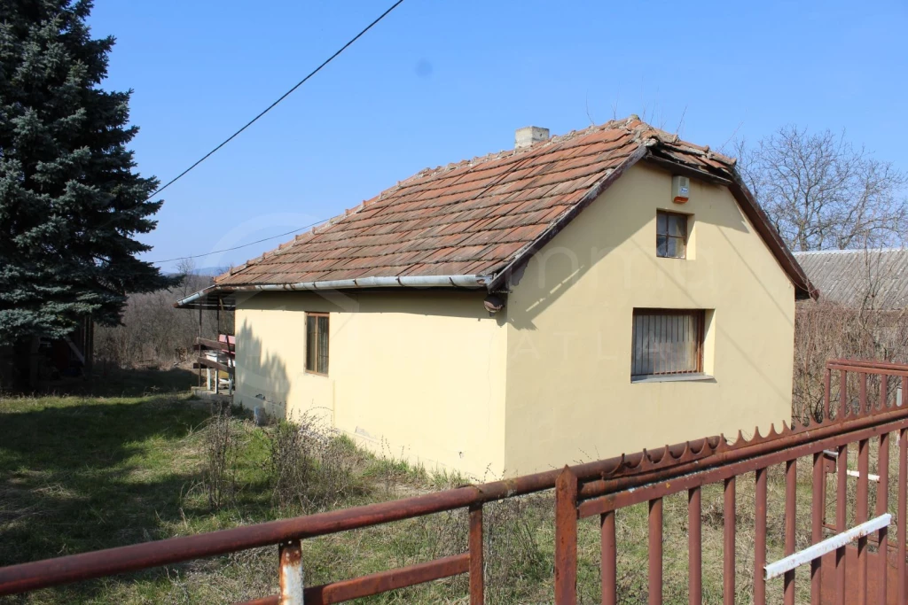 Nyékládházi hegyen, zártkerti telken, kis házzal szőlő, gymölcsös ELADÓ!