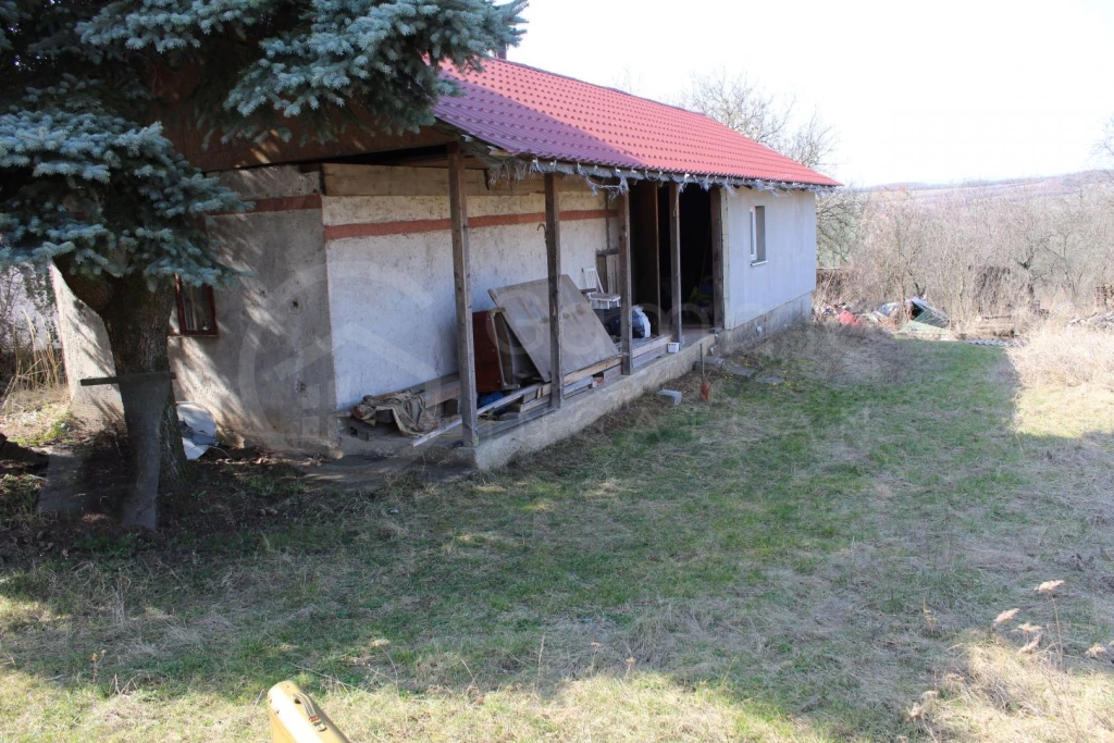 Nyékládházi hegyen, zártkerti telken, hétvégi házzal ( 60 m2-es) szőlő, gymölcsös ELADÓ!