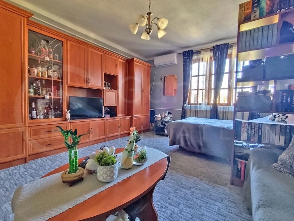 Eladó Miskolc - Hejőcsabán egy 1995-ben épült, 185 nm-es, kétgenerációsnak tervezett, de valójában 3 külön lakrésszel rendelkező családi ház