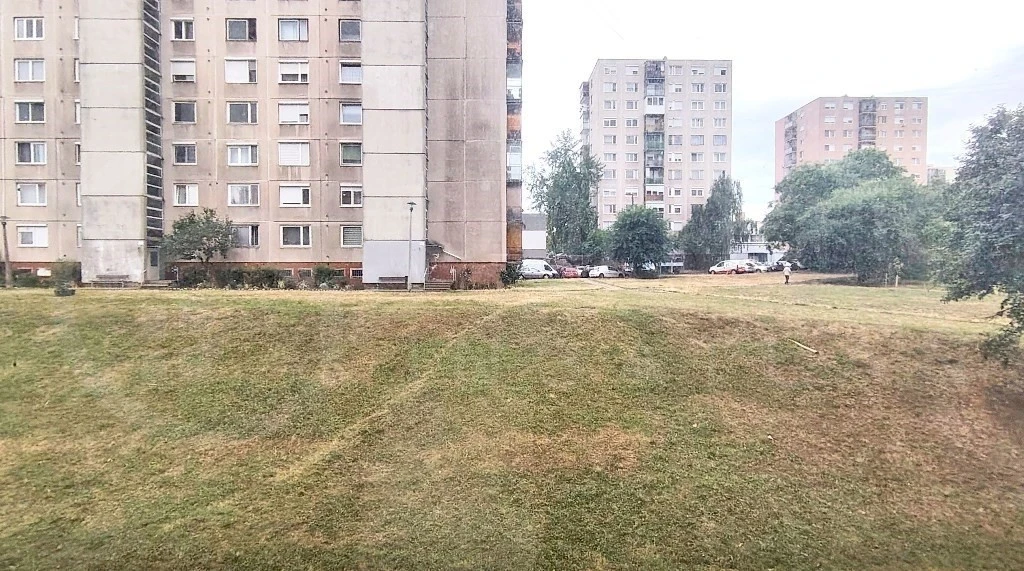 Miskolc-Avas városrész központi részén, az Áfonyás utcában, egy 10 emeletes panelépítésű társasház 1. emeletén, egy 55 m2 alapterületű 2 szobás lakás kiadó!!