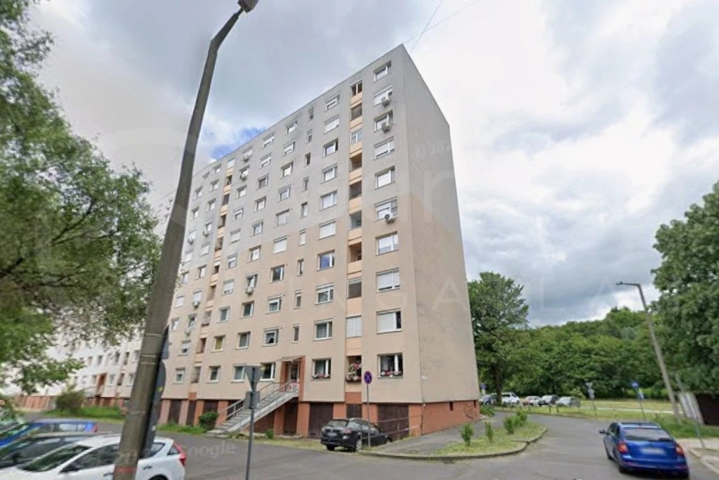 Kőporos utcában, azonnal birtokba vehető, nagy konyhás, 2 szobás panelprogramos lakás eladó!