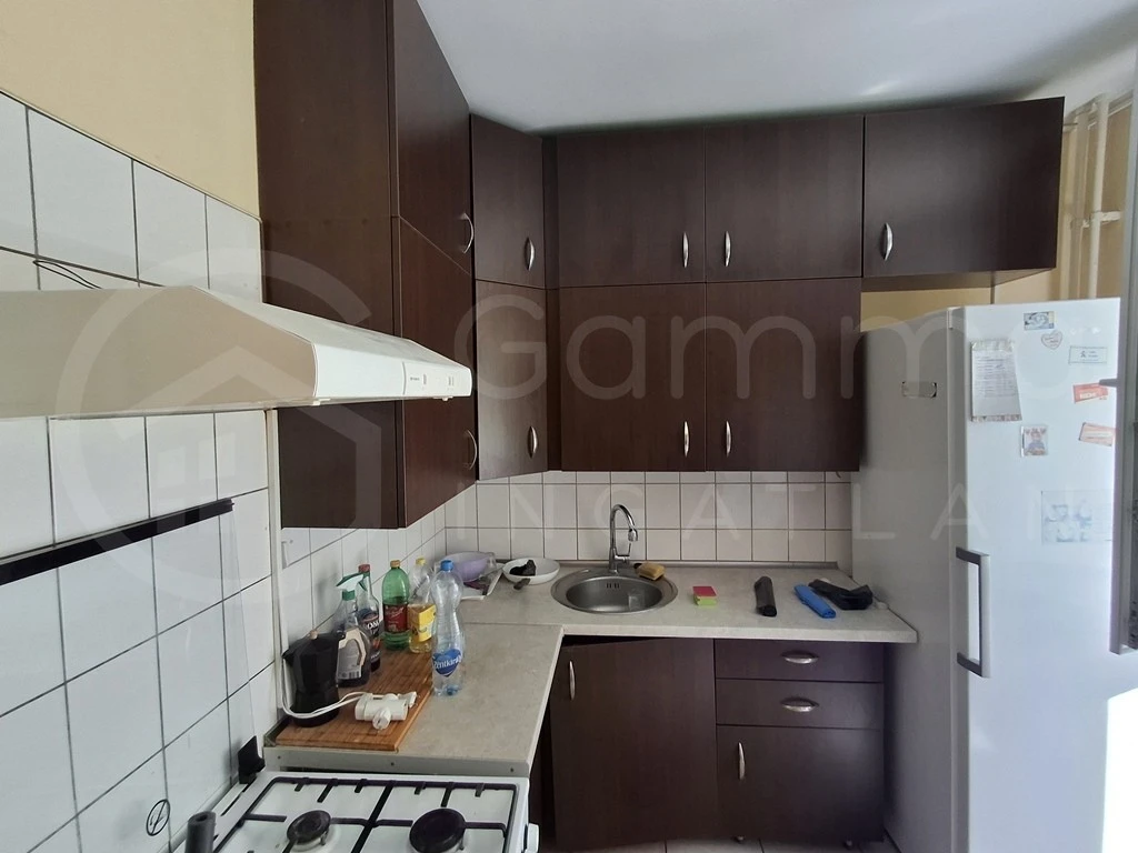 Komlóstetőn egyedi központi fűtéses. külön nyíló két szobás lakás eladó!