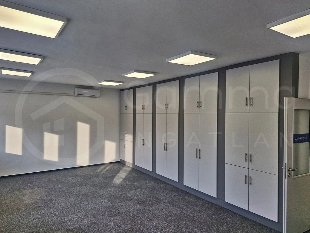 Miskolc belvárosában, jól frekventált helyen,123+20m2-es, 1. emeleti, több helyiségből álló iroda,iroda irodaházban eladó!