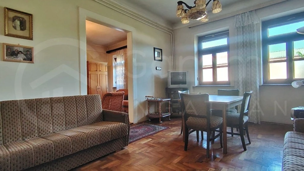 Miskolc csendes, kis forgalmú utcájában, a Zsolcai kapuban eladó egy 85 m2-es, karakteres, polgári stílusú ikerház.