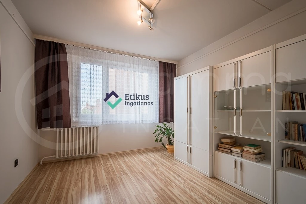 Arany János utcában kiadó 2 szobás, erkélyes lakás!