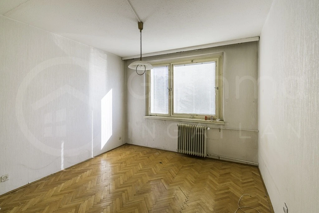 Egyedi fűtésmérős, 4 emeletesben 1 emeleti, nagy konyhás, 2 különnyíló szobás lakás eladó!