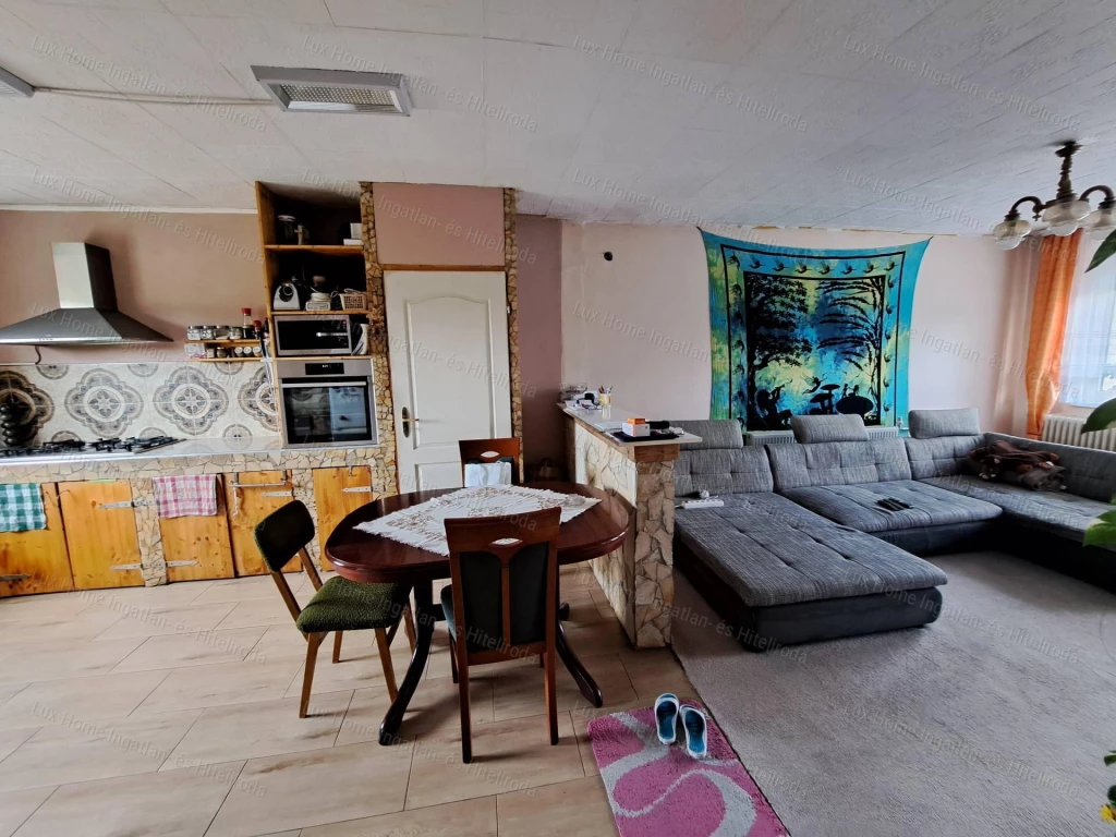Oroszlány, Borbála részen eladó egy jó állapotú 3 szintes családi ház.