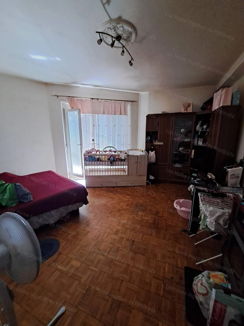 Oroszlány csendes részén eladó 40nm-es erkélyes átlagos állapotú lakás
