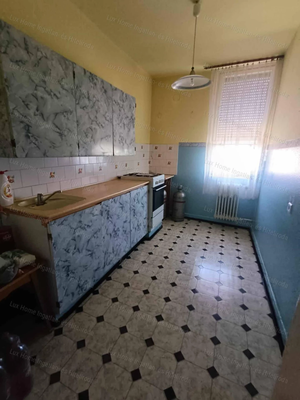 For sale panel flat, Oroszlány