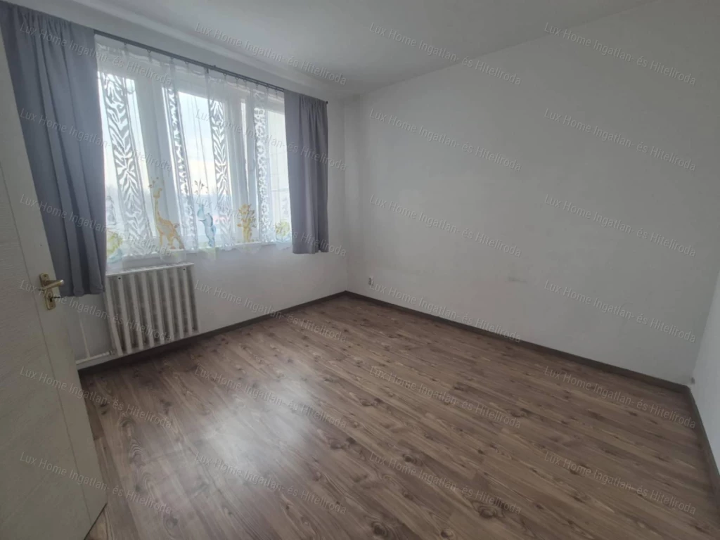 For sale panel flat, Oroszlány