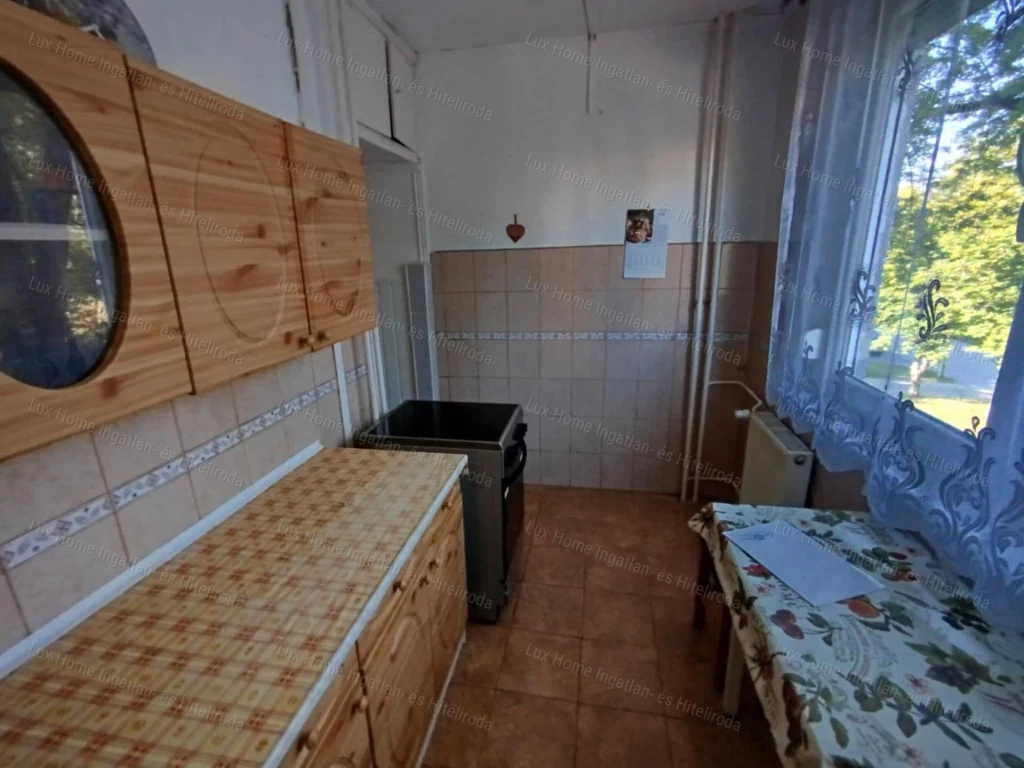 Eladó Oroszlány központi részén egy 2 szobás, 2 emeleti lakás