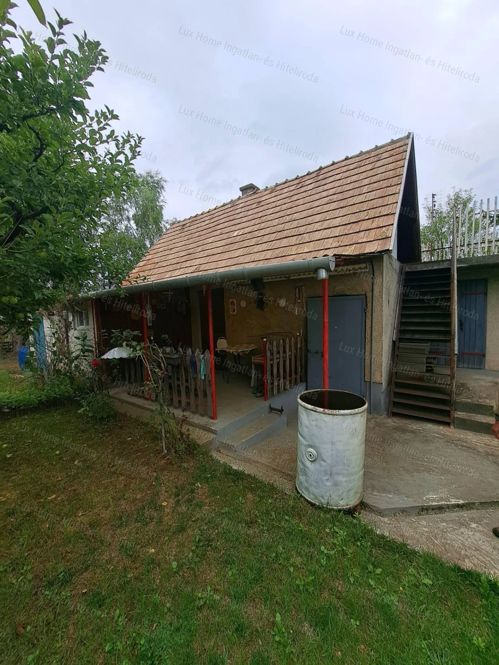 Eladó csendes, panorámás telek házzal és melléképületekkel!