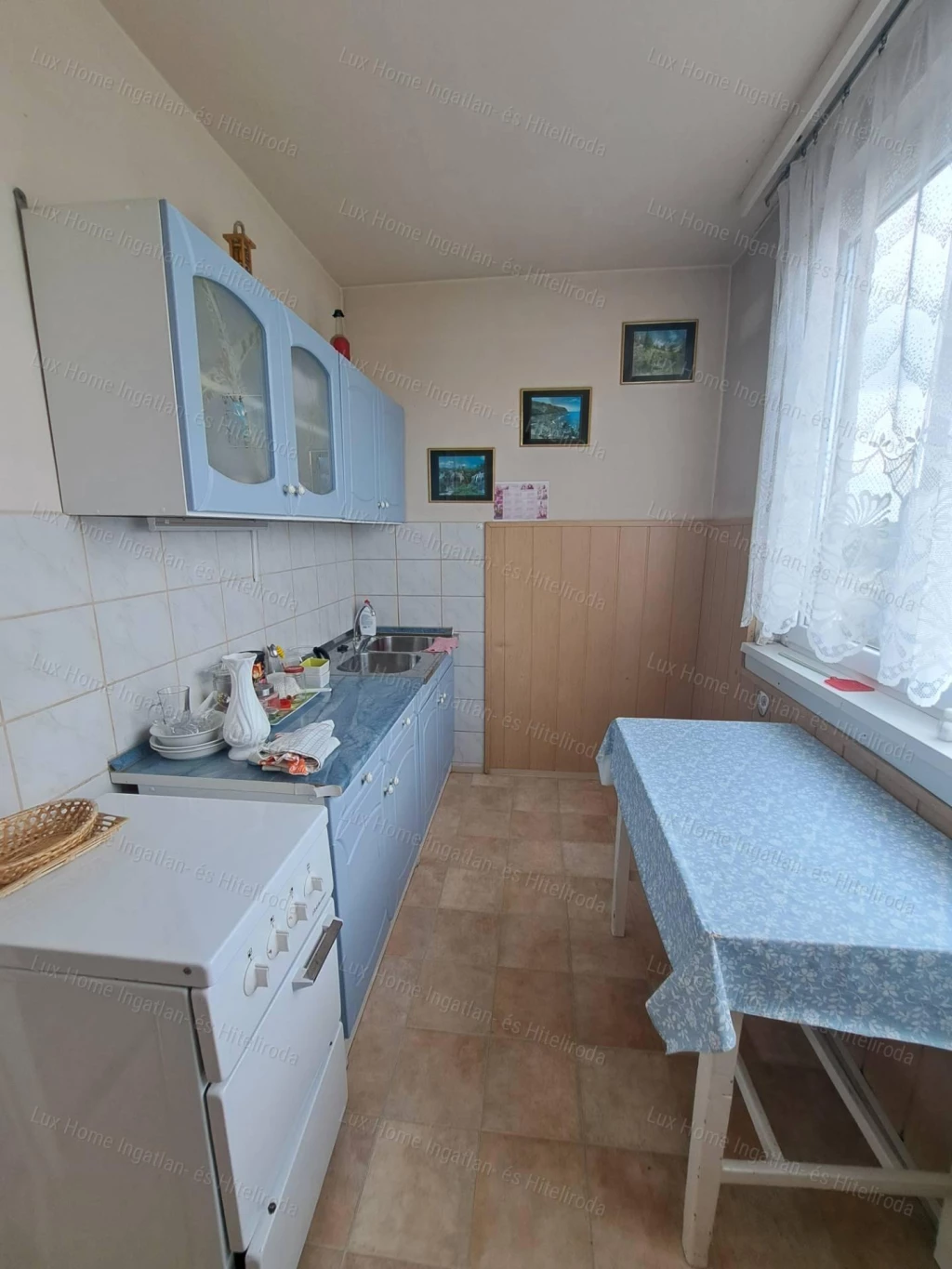 Oroszlányban, a tóparton eladó 62nm-es 3 szobás, hallos, erkélyes lakás!