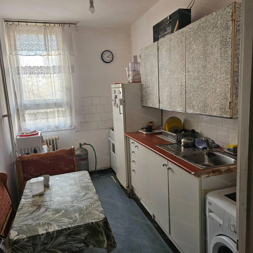 For sale brick flat, Oroszlány