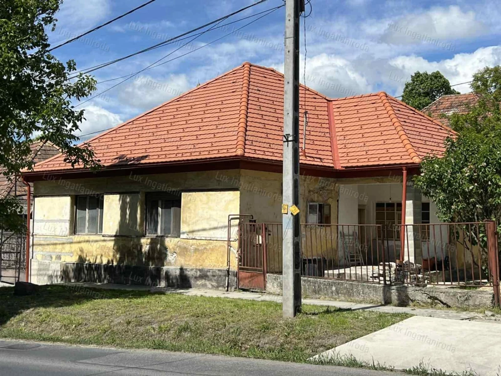 Zsámbéki felújítás alatt álló ház eladó! ÉRTÉKNÖVELÉS FOLYAMATBAN
