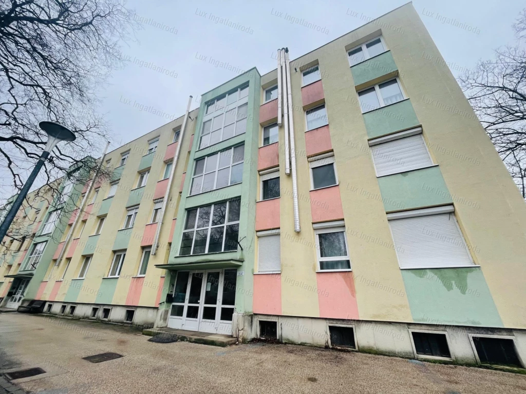 Eladó 27 m²-es, frissen felújított garzon Komárom központjában!