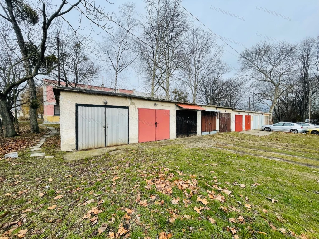 Eladó 20 m2-es szélső garázs Tatabánya-Kertváros lakóövezetében!