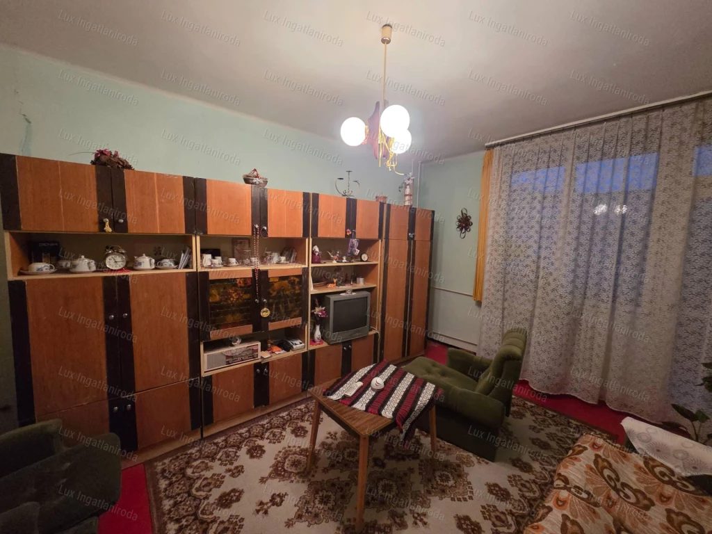 For sale brick flat, Oroszlány