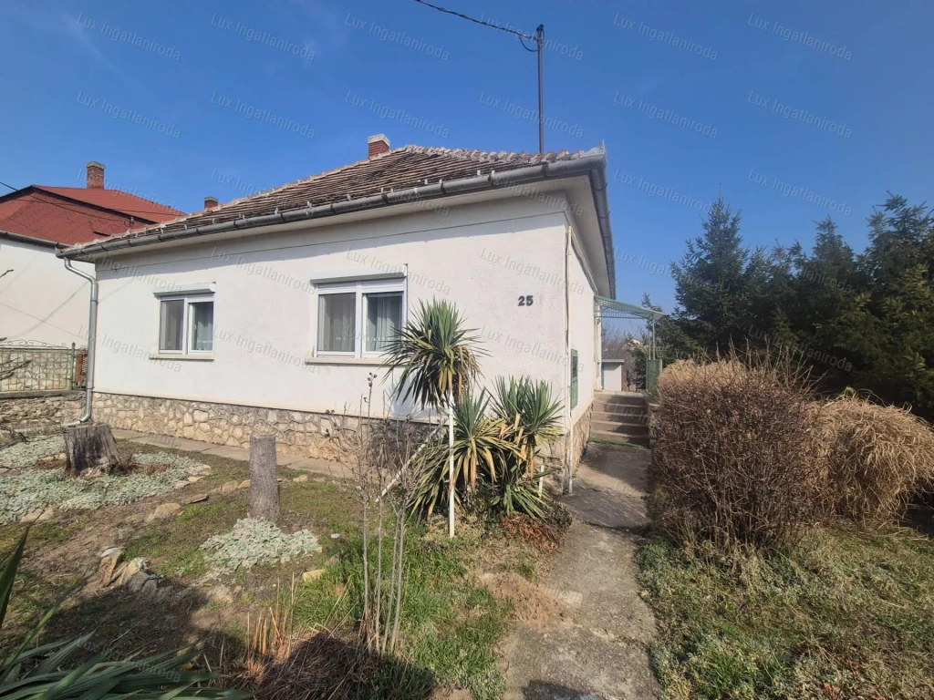 Oroszlány, Haraszthegyi utcában családi ház