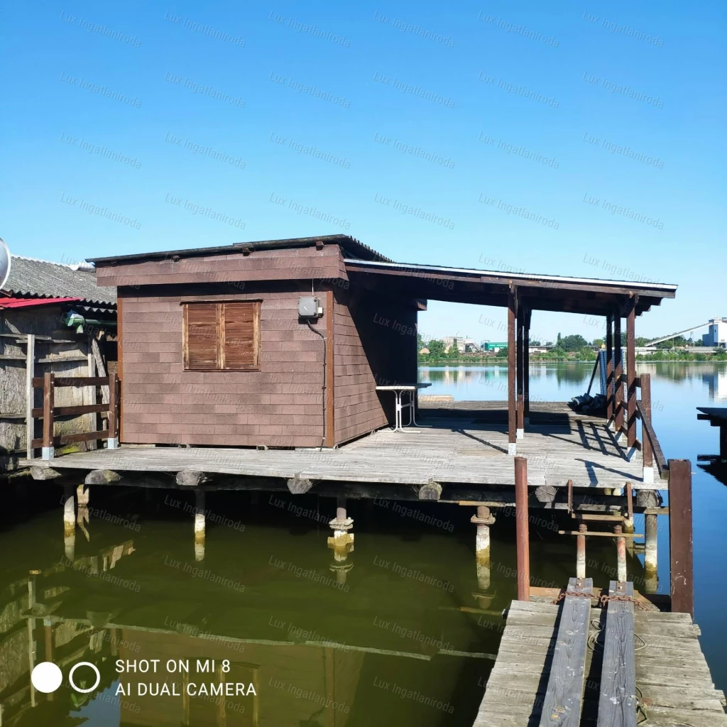 Eladó különálló horgászstég a Bokodi-tó partján, privát partszakasszal