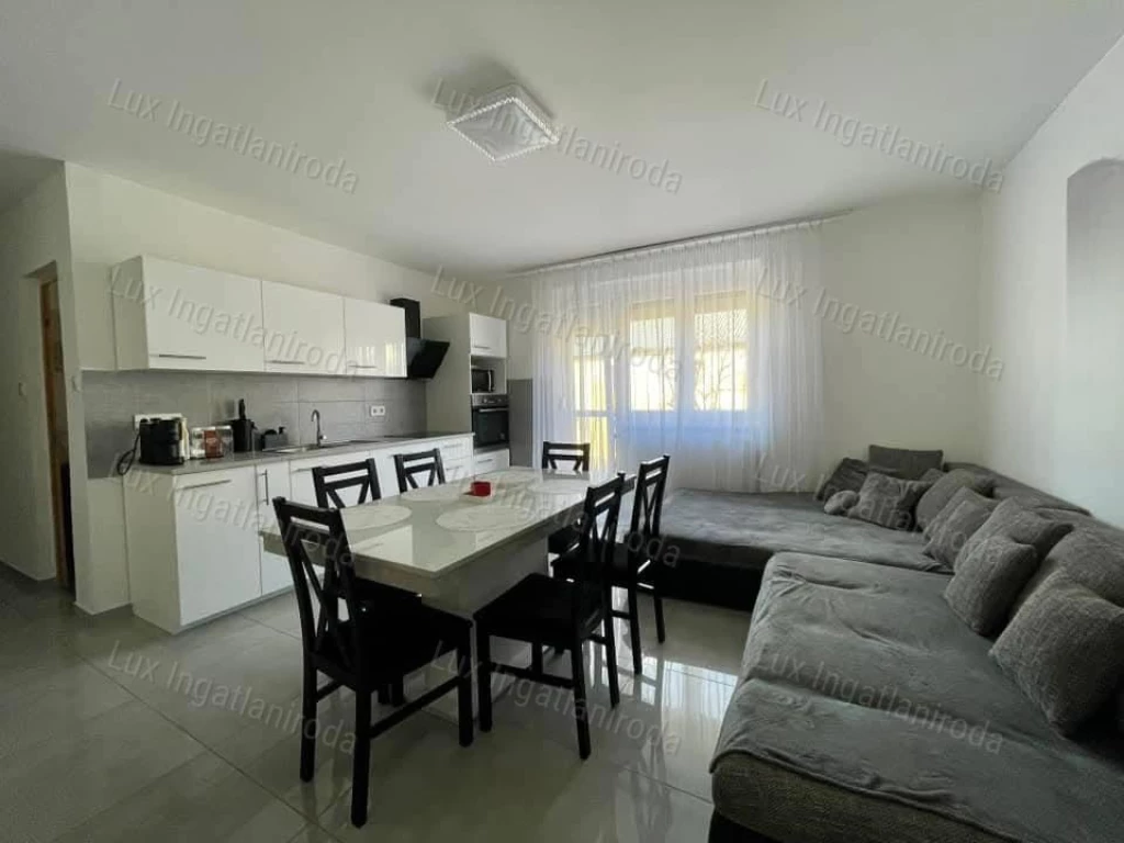 Erkélyes, első emeleti felújított lakás Oroszlányon eladó