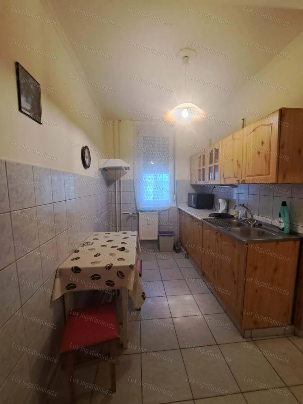 Eladó Oroszlányon egy 51 m²-es, két szobás-erkélyes 2. emeleti lakás!