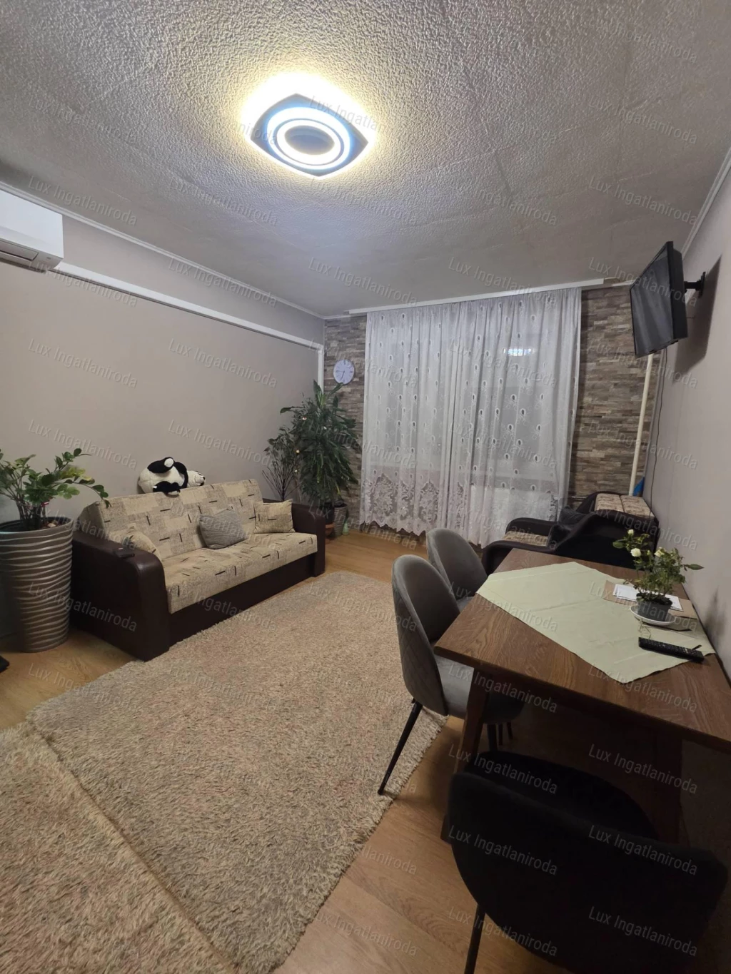 Oroszlányon eladó egy 36nm-es 8.em. 1,5 szobás , örök panorámás lakás!