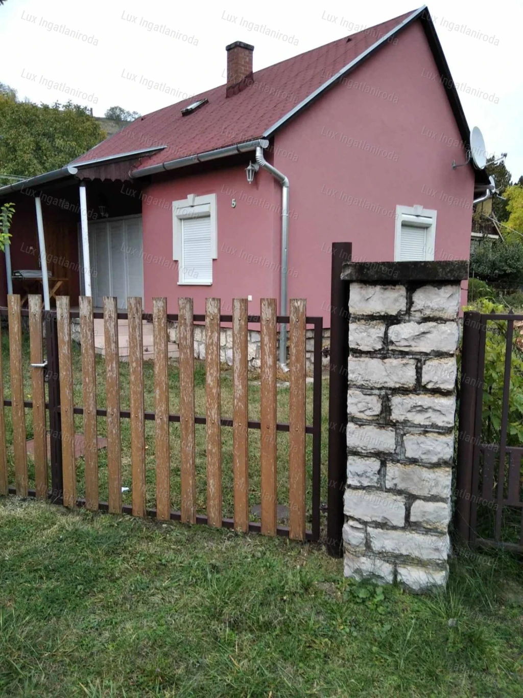 Eladó nyaraló a Balatonnál – közel a strandhoz!