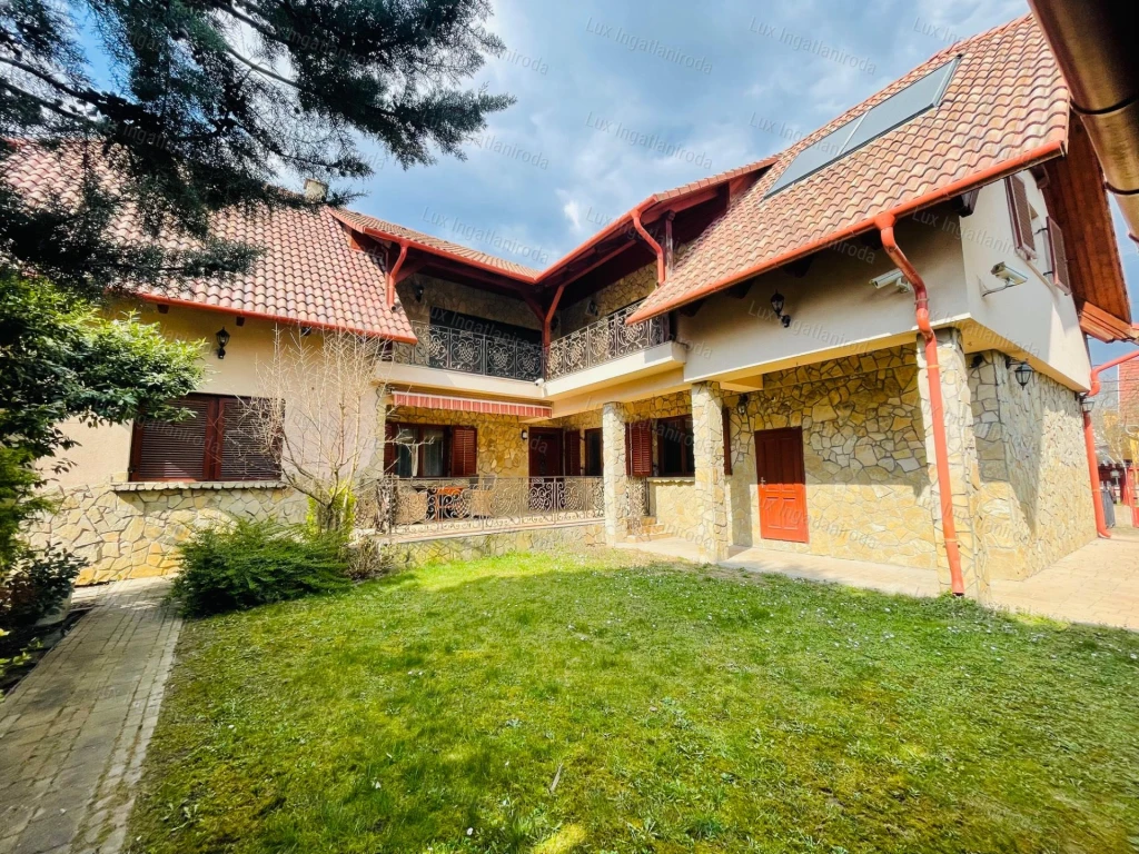 Mediterrán Luxus és High-Tech Kényelem Komárom szívében!