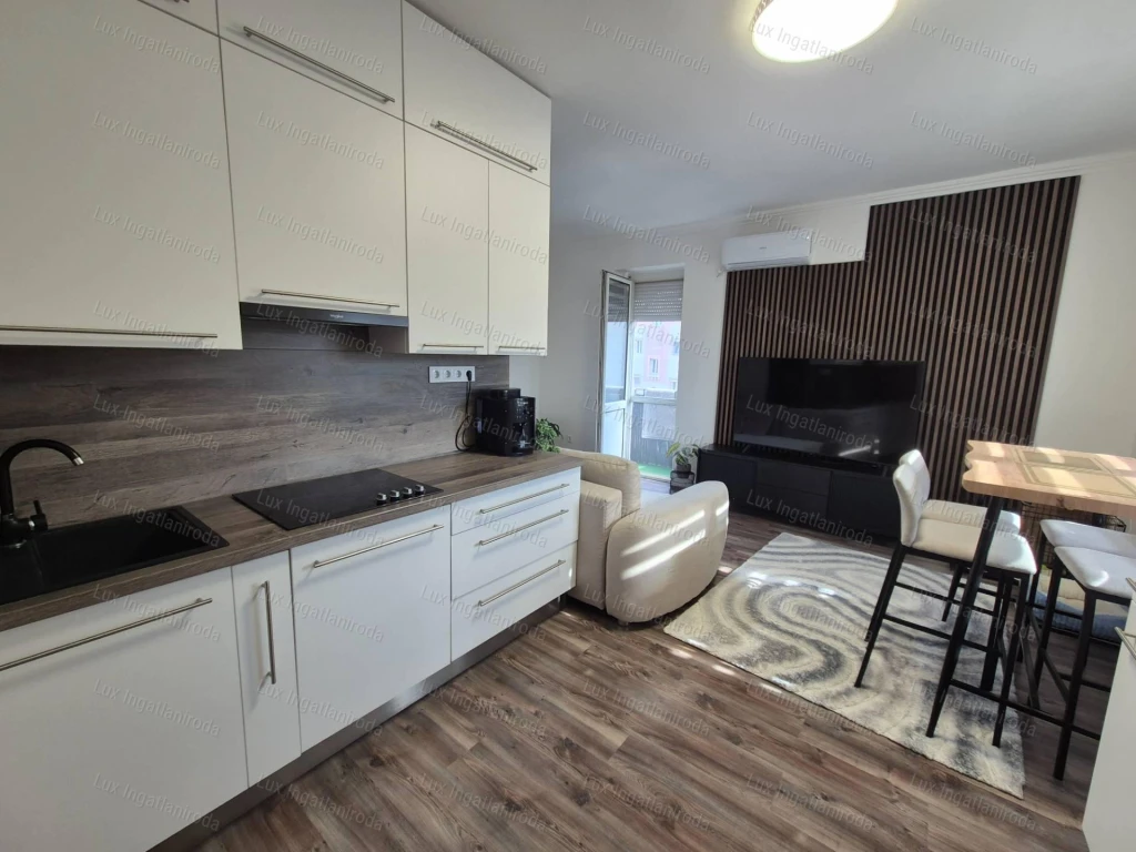 IGÉNYESEN FELÚJÍTOTT, AZONNAL KÖLTÖZHETŐ OTTHON OROSZLÁNYON