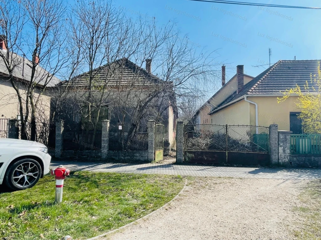 Hatalmas építési telek eladó Ács szívében,1814 nm lehetőség a Fő úton!