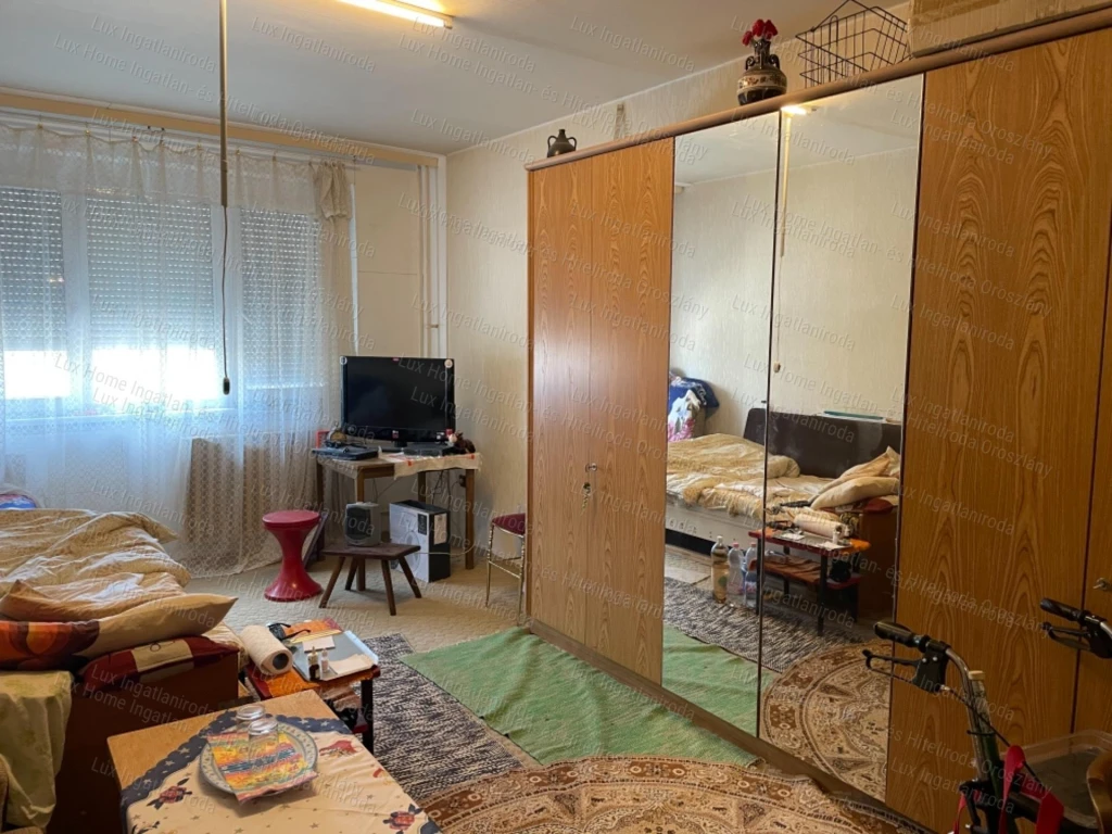 Oroszlányon eladó egy 53 nm-es földszinti két szoba + hallos lakás!