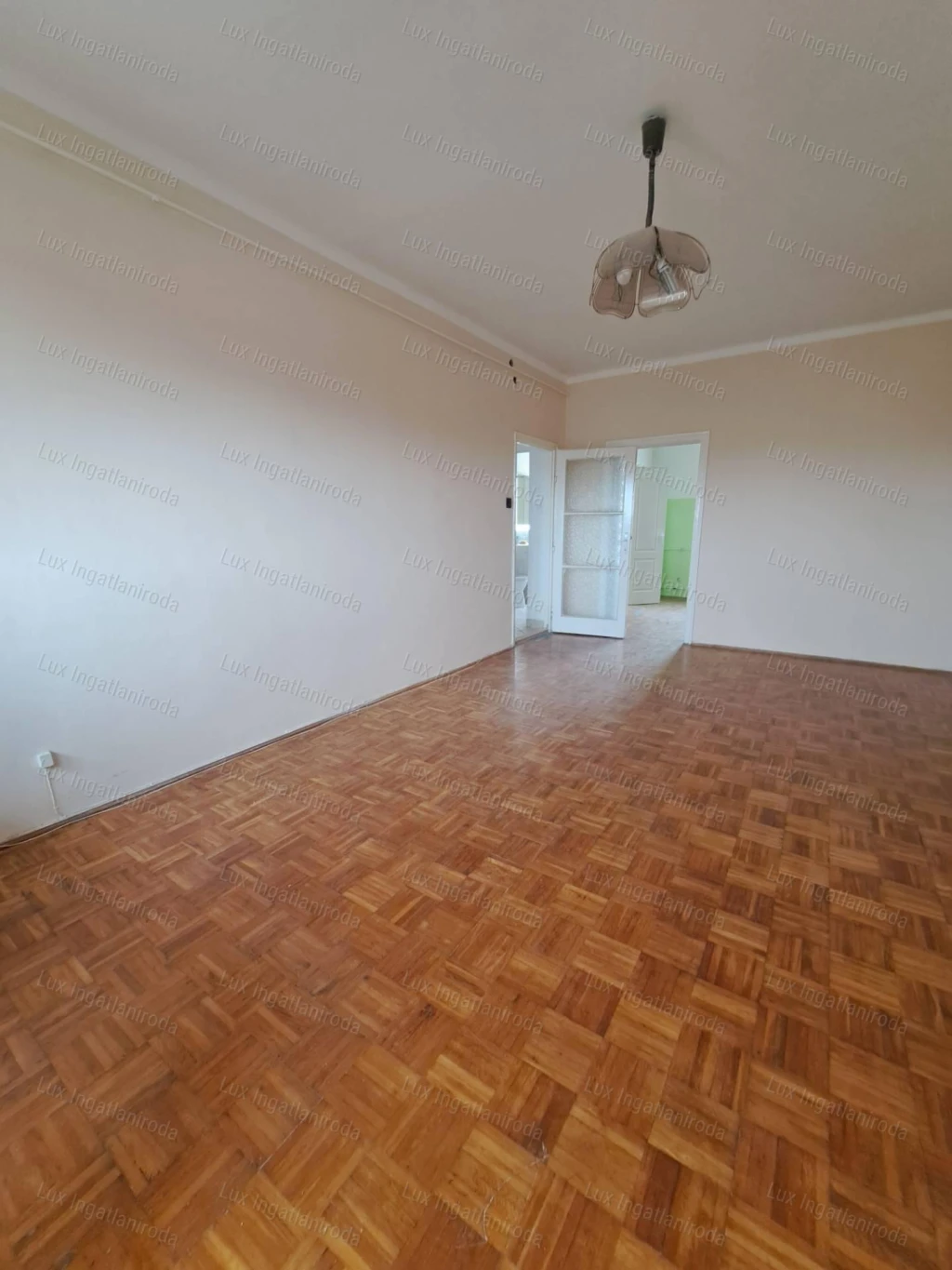 Oroszlányon kiadó 4.emeleti, 2 szobás, erkélyes, távfűtéses lakás!