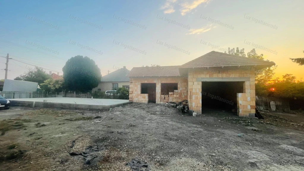 Szőnyben, a főúton 1059 m²-es telek befejezésre váró házikóval eladó!