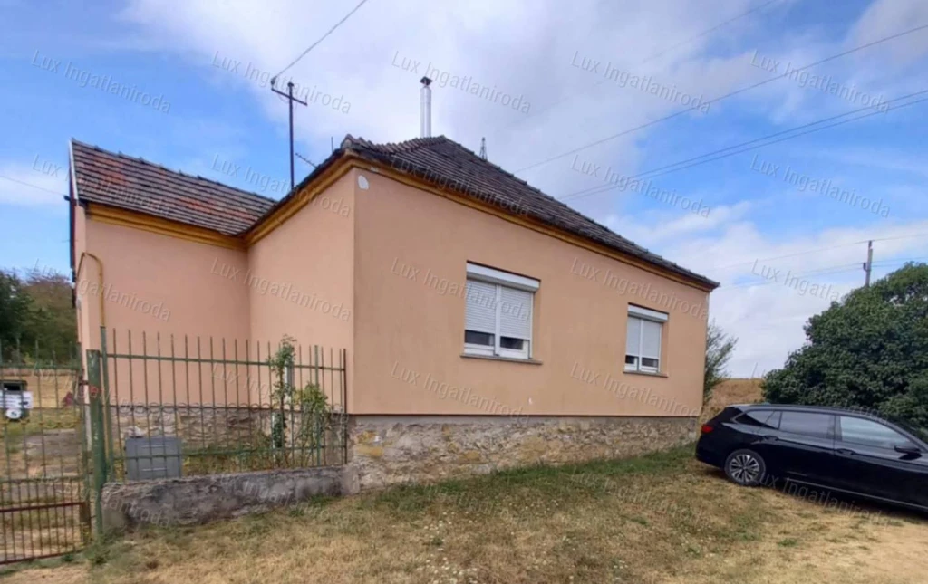 ELADÓ CSALÁDI HÁZ KÖRNYÉN – 1079 m²-ES TELEKKEL, ZSÁKUTCÁBAN!