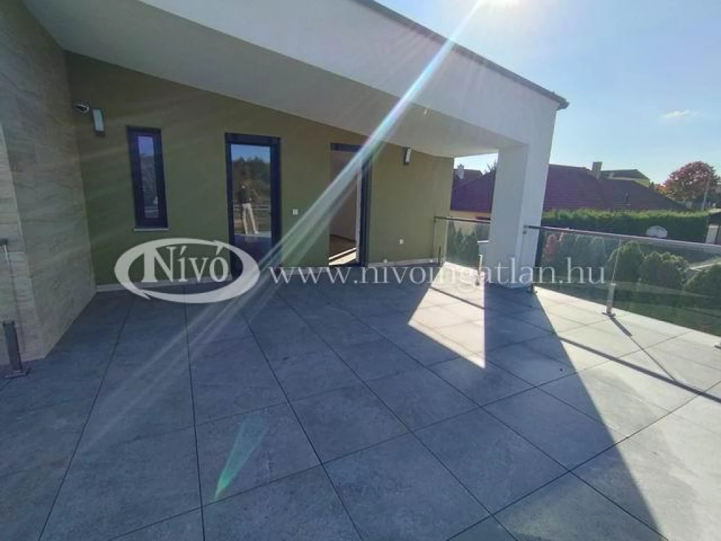 Eladó téglalakás, Veszprém