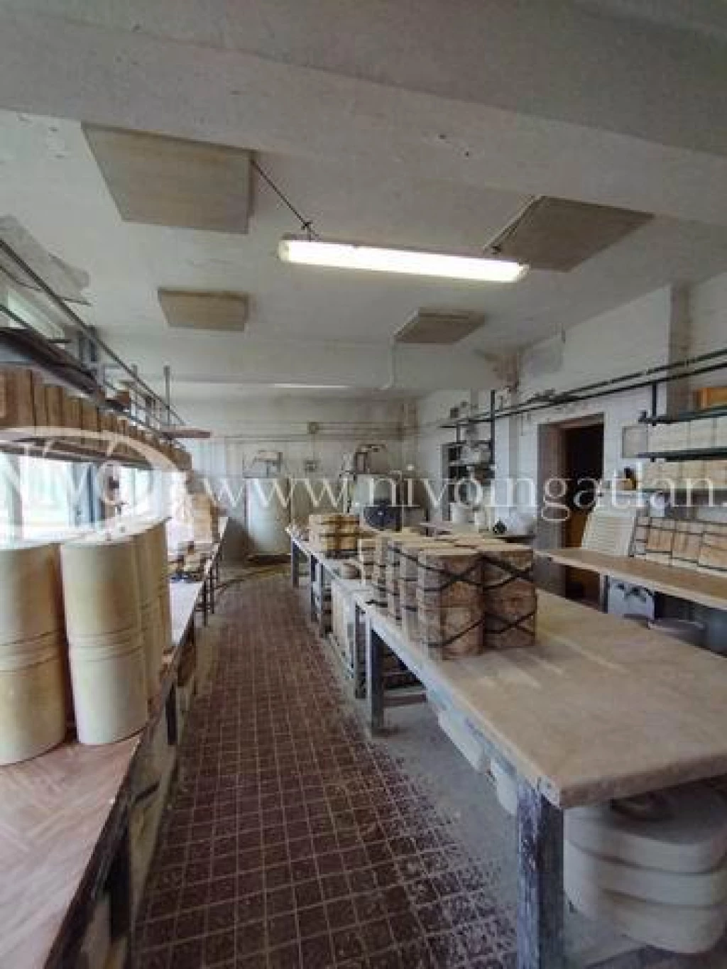 Eladó műhely, Veszprém