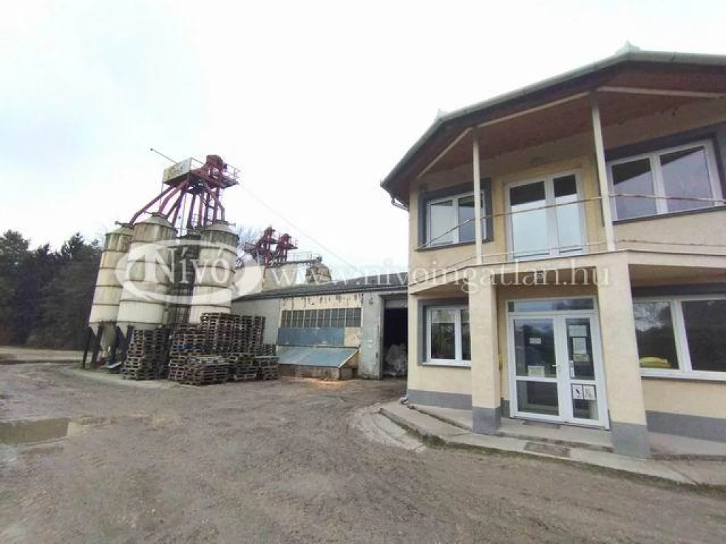 Eladó telephely, Ajka