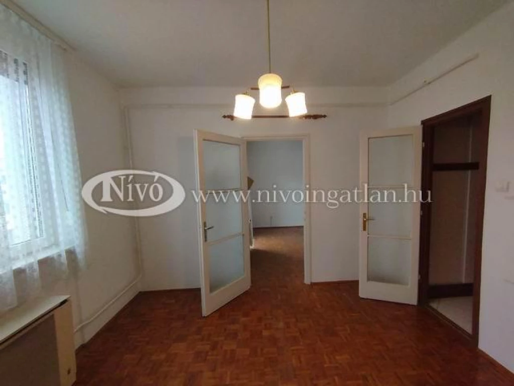 Eladó téglalakás, Veszprém