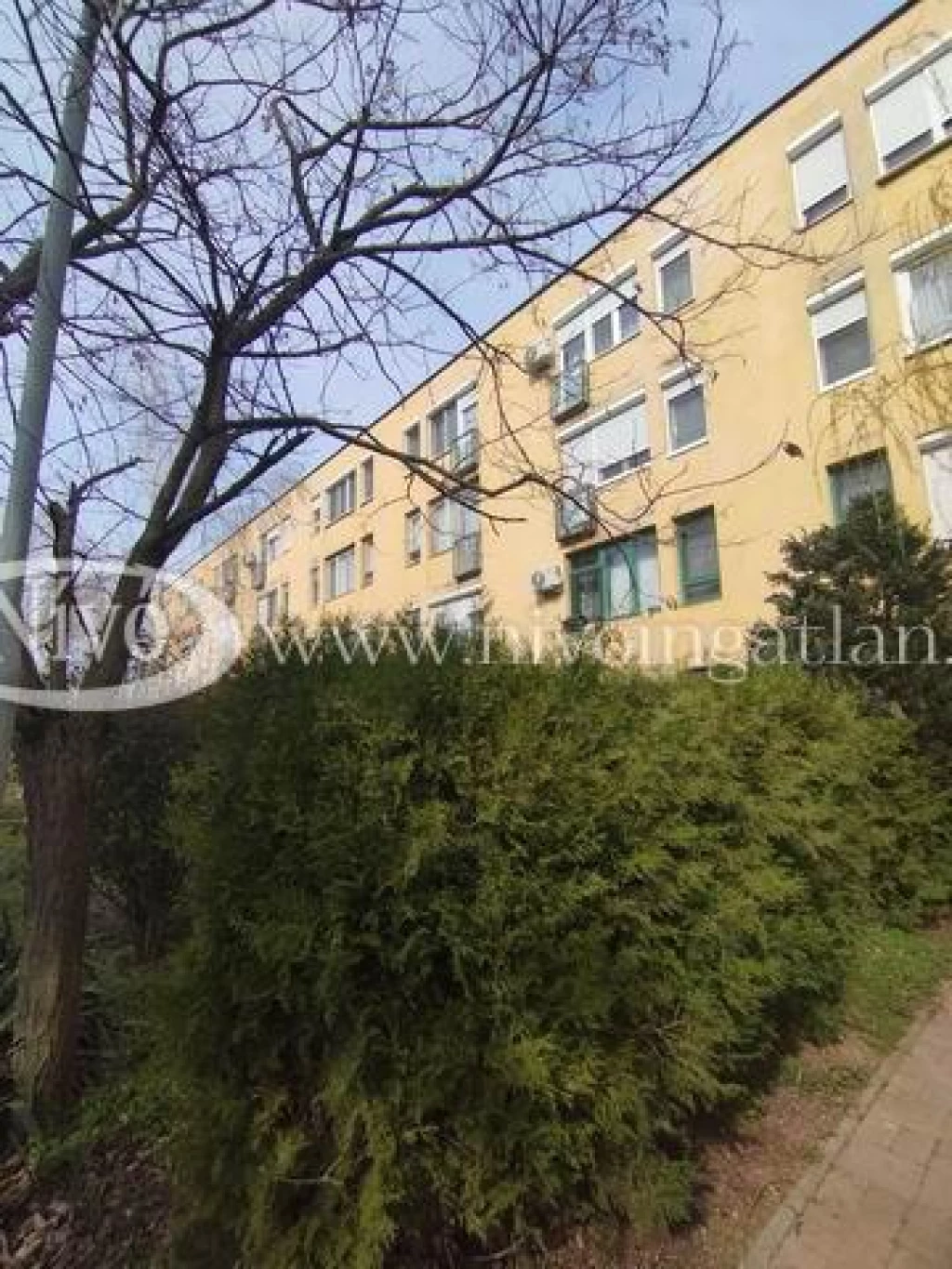 Eladó téglalakás, Hajmáskér