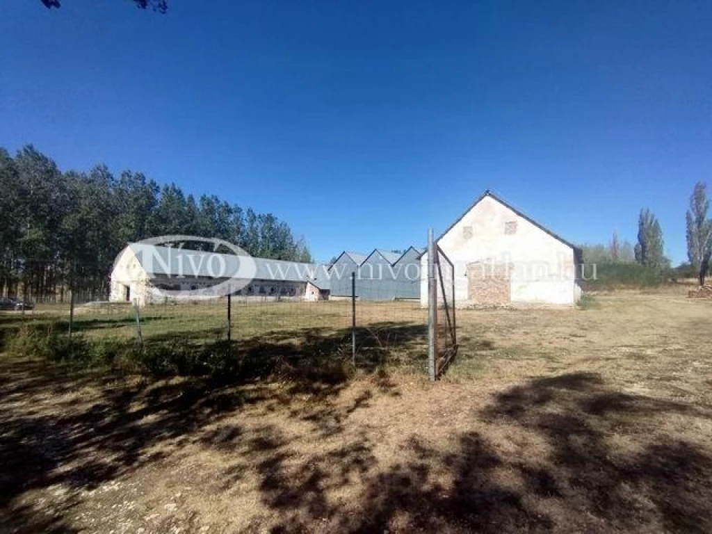 Eladó raktár, Bakonynána