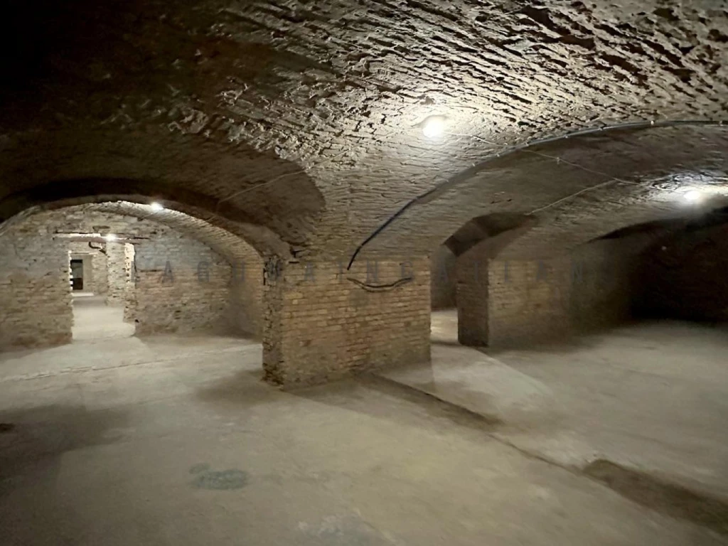 For sale depository, Budapest VI. kerület, Nagykörúton kívüli terület, Podmaniczky utca - Izabella utca sarok