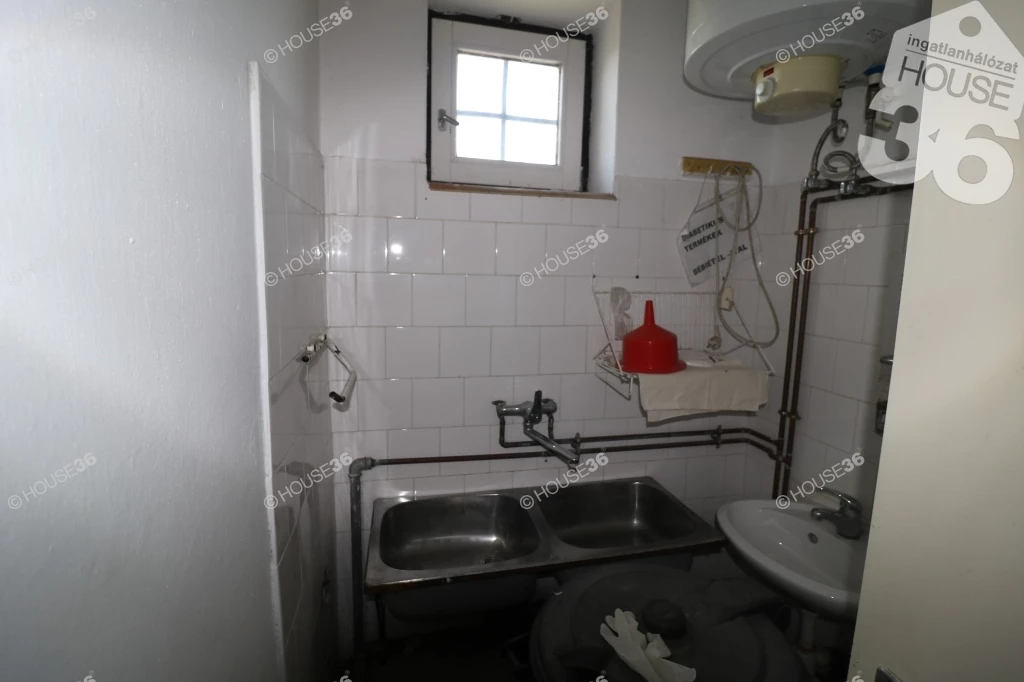 BÓCSA KÜLTERÜLETÉN A FŐ ÚT MENTÉN, 55 m2-es, TÉGLAÉPÜLET ELADÓ!